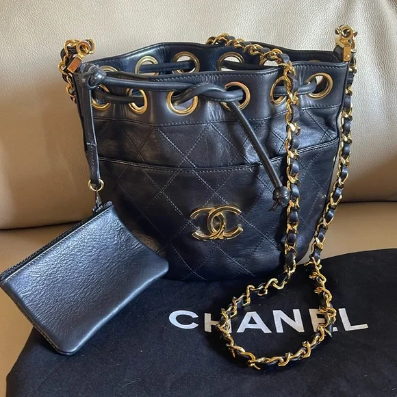 LIKE NEW CHANEL RARE MINI DIAMOND STITCH LEATHER DRAWSTRING CROSSBODY 24K GHW - Picture 3 of 17